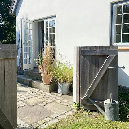 Дом отдыха Thatched Idyll Close To The Sea In *