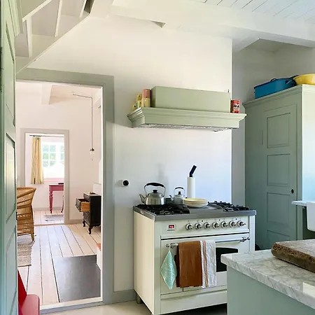 Дом отдыха Thatched Idyll Close To The Sea In *