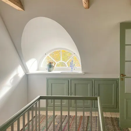 Дом отдыха Thatched Idyll Close To The Sea In *